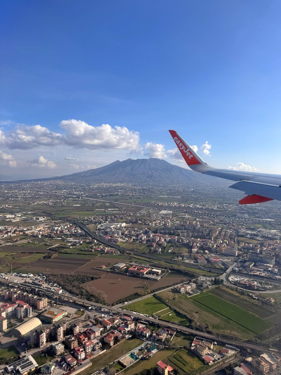 CVivere's tweet image. Non c&apos;è panorama più spettacolare del #Vesuvio visto dall&apos;alto. 🗻

#campaniadavivere #campania #landscapephotography