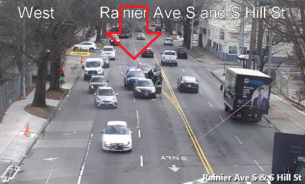 在S Walker St的Rainier Ave S上阻塞车辆，阻止了NB左车道。谨慎行事。