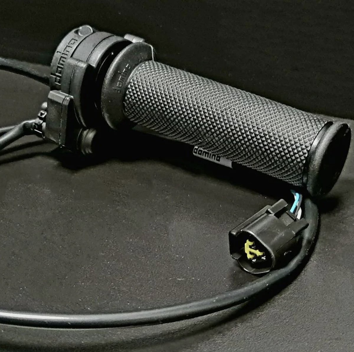 Domino has ruled the market for a while with the best electric twist throttle. This right side full twist throttle has a stiffer twisting mechanism with a shorter range of motion. Our Motoclops version is even plug-and-play, ready to install in minutes!

motoclops.com/Domino-throttl…