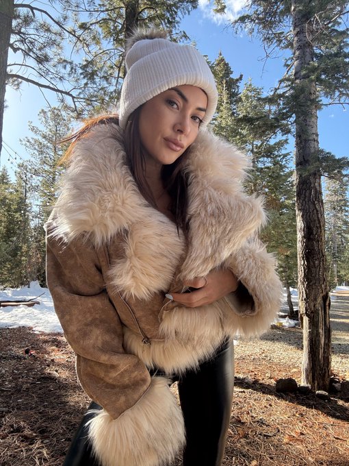 1 pic. Cabin fever https://t.co/Tfs5RZikLz https://t.co/1jZjAWYToj