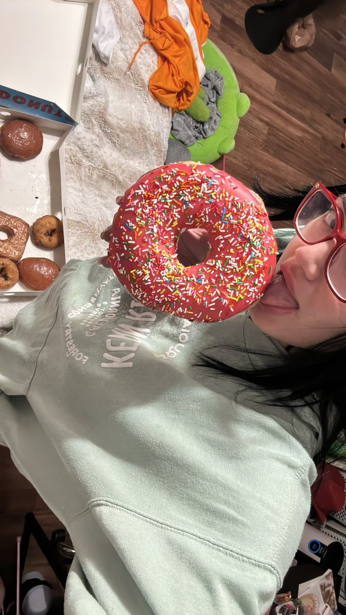 maggieduran's tweet photo. Is this donut real ? 
from Randy’s Donuts 🍩 😋🩷 https://t.co/6SEHPBzBw9