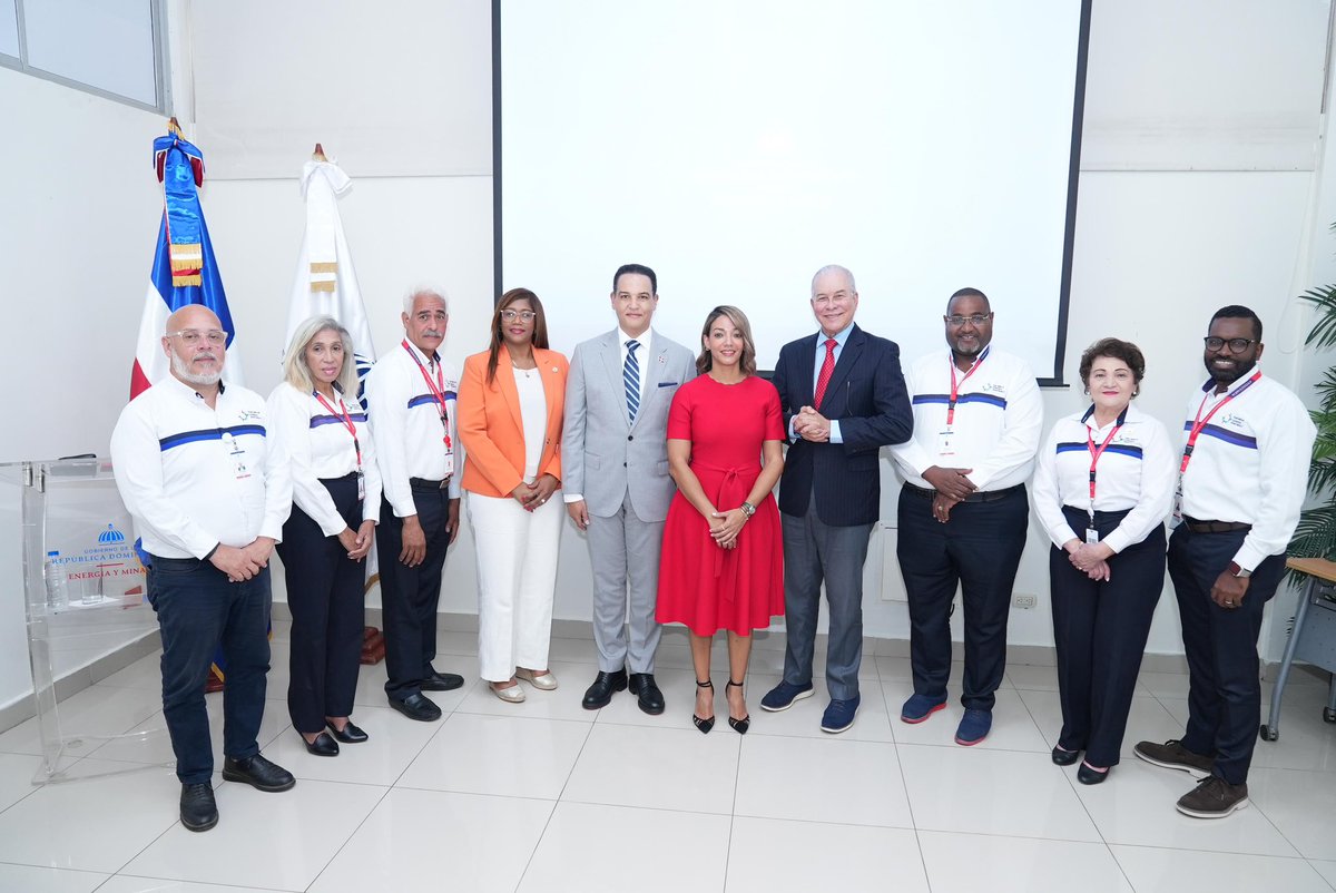 energiayminasrd's tweet photo. 💡 Como parte de la serie de charlas "Conociendo al MEM", el Viceministerio de Innovación y Transición Energética, encabezado por la viceministra Betty Soto, presentó sus funciones, proyectos y planes estratégicos.

#CharlasMEMRD 🗣️ #InnovaciónEnergéticaRD 🦾 https://t.co/rlTX48SMRs
