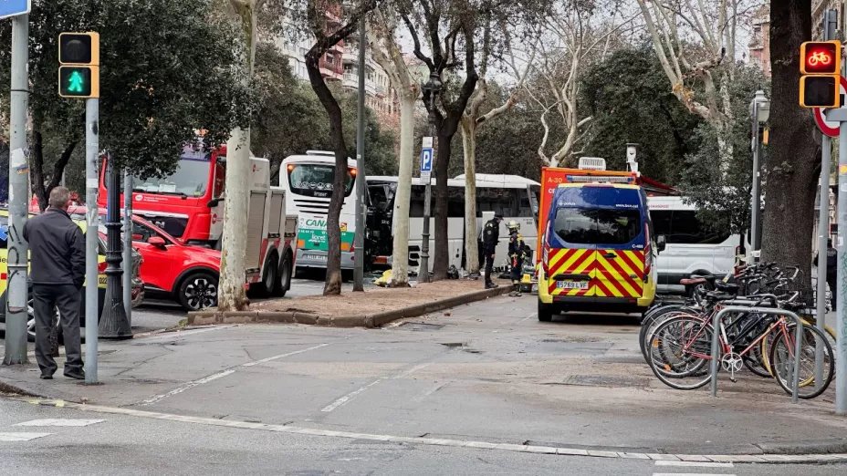 alvarez_armando's tweet photo. Grave #Accidente
Dos #autobuses de pasajeros #chocaron en una avenida en #Barcelona, #España
El incidente dejó un saldo de más de 60 #lesionados.
https://t.co/8wYjiOFSUC https://t.co/hzkfQC6Jlx