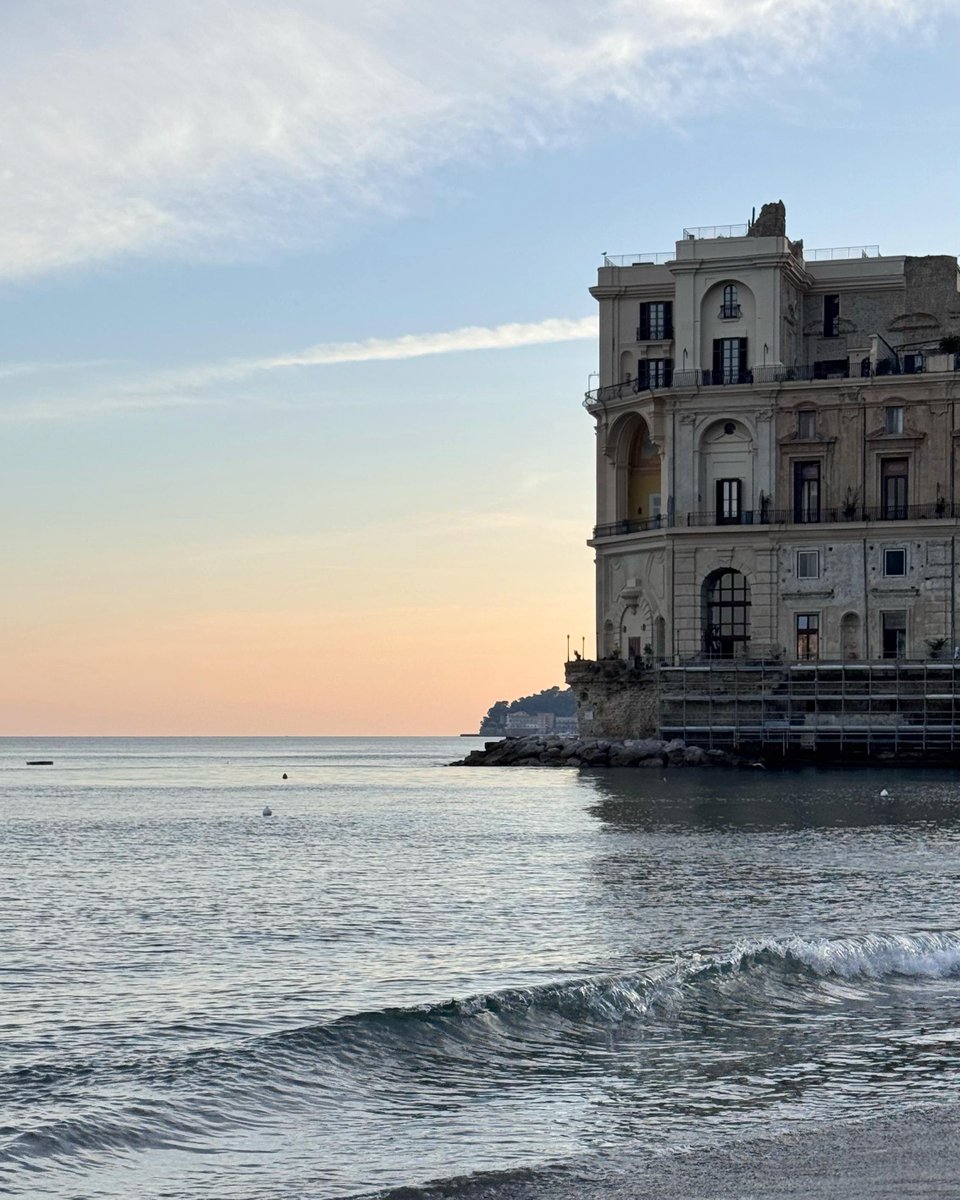 CVivere's tweet image. L&apos;incredibile bellezza del #PalazzoDonnAnna, che domina il mare di #Posillipo

E tu? Hai mai ammirato questo tramonto da vicino?⛵️

#campaniadavivere #campania #travel #SunsetxVibesEP5 #naples