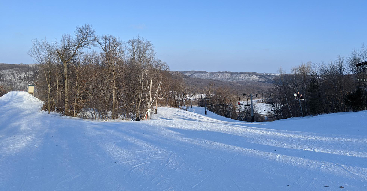 Après-ski! 🎿 Alliiance team members hit the slopes for our annual ski outing—just in time before the snow melted—to enjoy some late-winter fun. ❄️