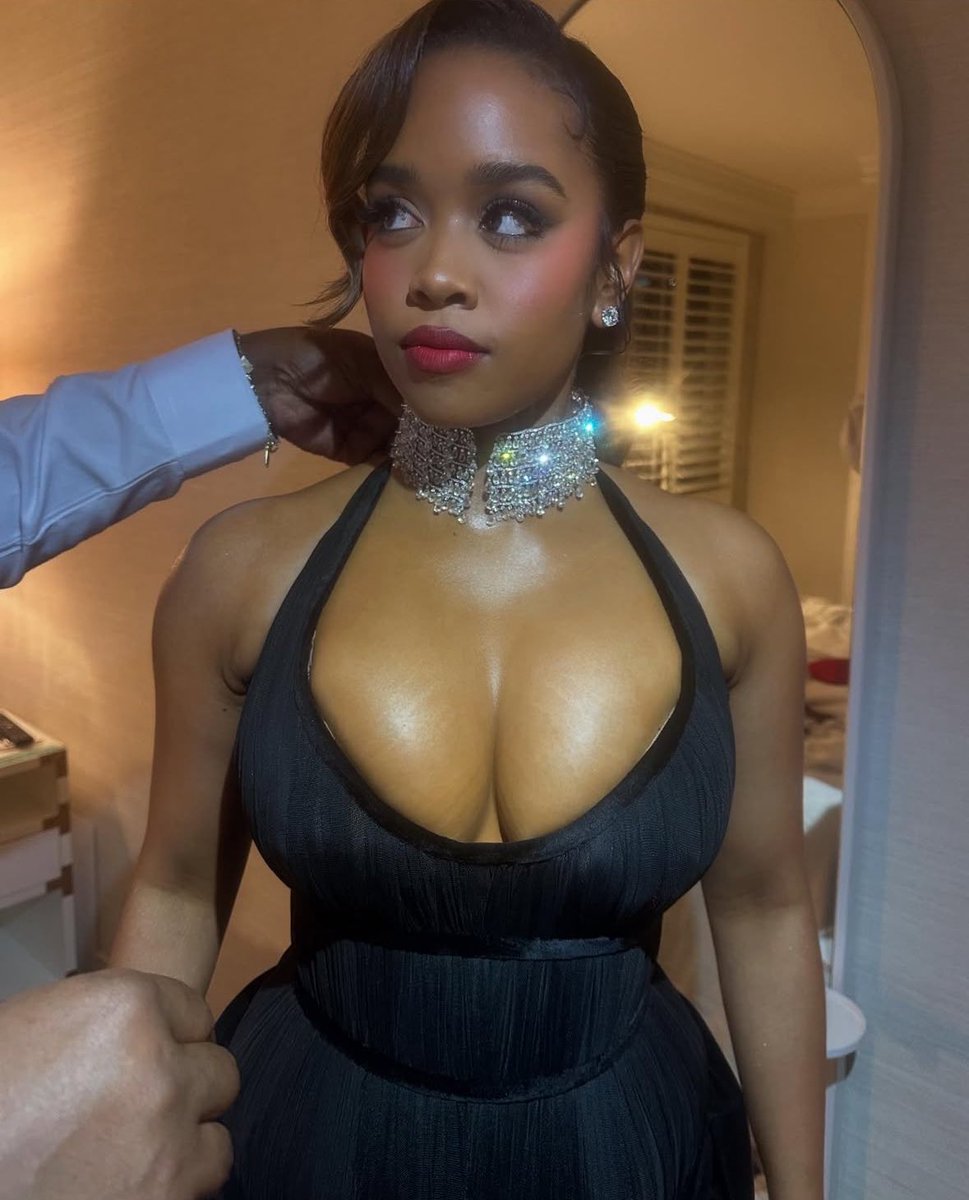 H.E.R getting ready for the Vanity Fair Oscar Party 🖤