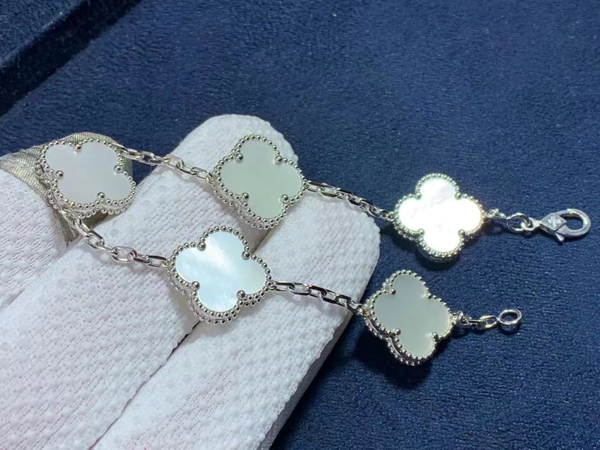 custom_brands's tweet photo. Experience the ultimate elegance with our customized jewelry, featuring the finest rose gold bracelet with dazzling diamonds. for more information Visit us https://t.co/fPVS7sh1Y7 now

#CustomJewelry #RoseGoldBracelet #DiamondJewelry #LuxuryAccessories #FineJewelr https://t.co/ImD3IvfMYV