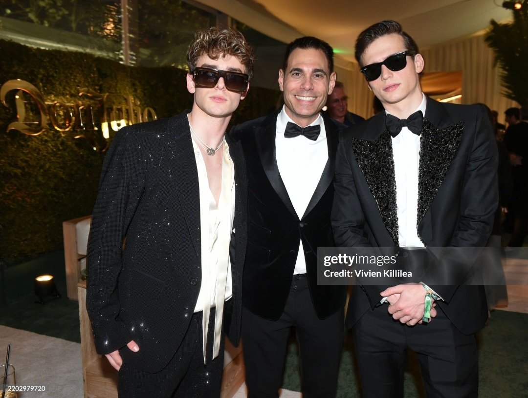 ExtensaoJoshb's tweet photo. Josh Beauchamp ao lado de Eric Podwall e Bach buquen no Elton John Foundation Oscar Party. https://t.co/g7PrFhh8cb