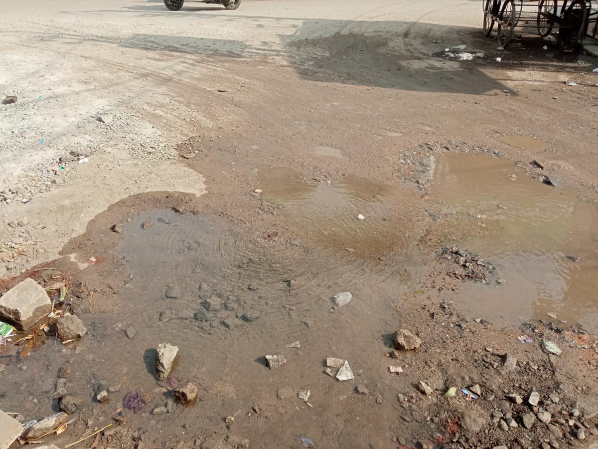 citizenwatcher0's tweet photo. @gadwalvijayainc  @HMWSSBOnline @revanth_anumula 

Leakage Opp Qamar Pan Shop, near Masjid Ziauddin Bhatti Ahak, Yakut Mahal Talkies, Yakutpura. 
In all these areas recent pipeline work was done and it looks like workers have done an incompetent job. https://t.co/CxYqmglLZE