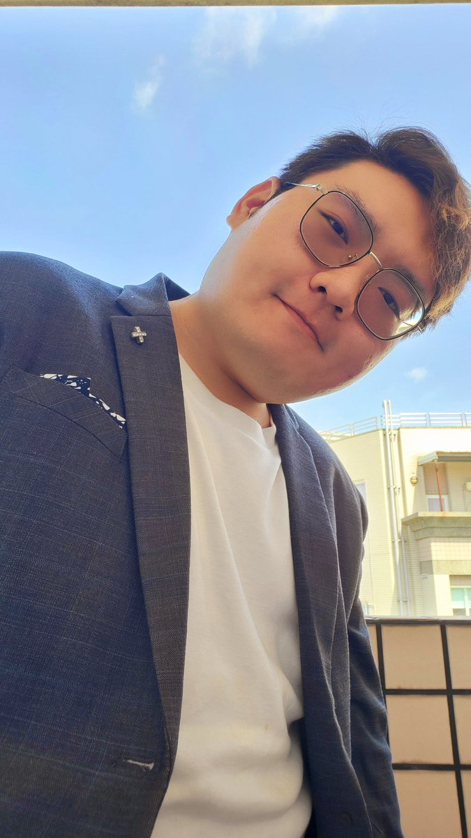 發個正常點的照片
上班偷跑上來拍照😆😆
#紀錄好天氣