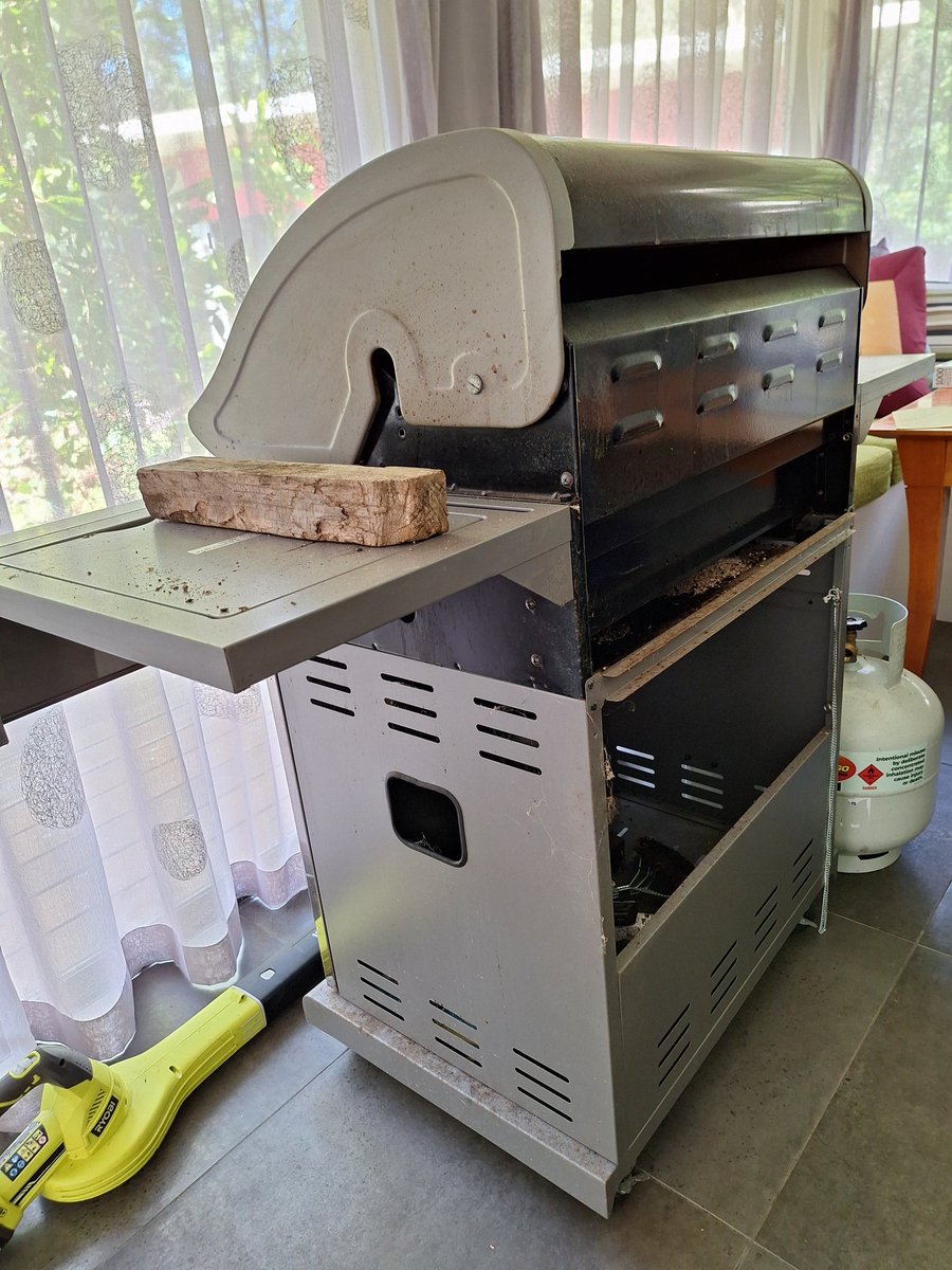 LiangRhea's tweet image. #Cyclone prep! Outdoor items are inside, bath is full of clean water in case of water supply interruption, pantry is stocked with drinking water and shelf-stable food, powerbanks are charged, petrol tanks are full, important docs are in a ziplock. Any other advice? 🌀😱