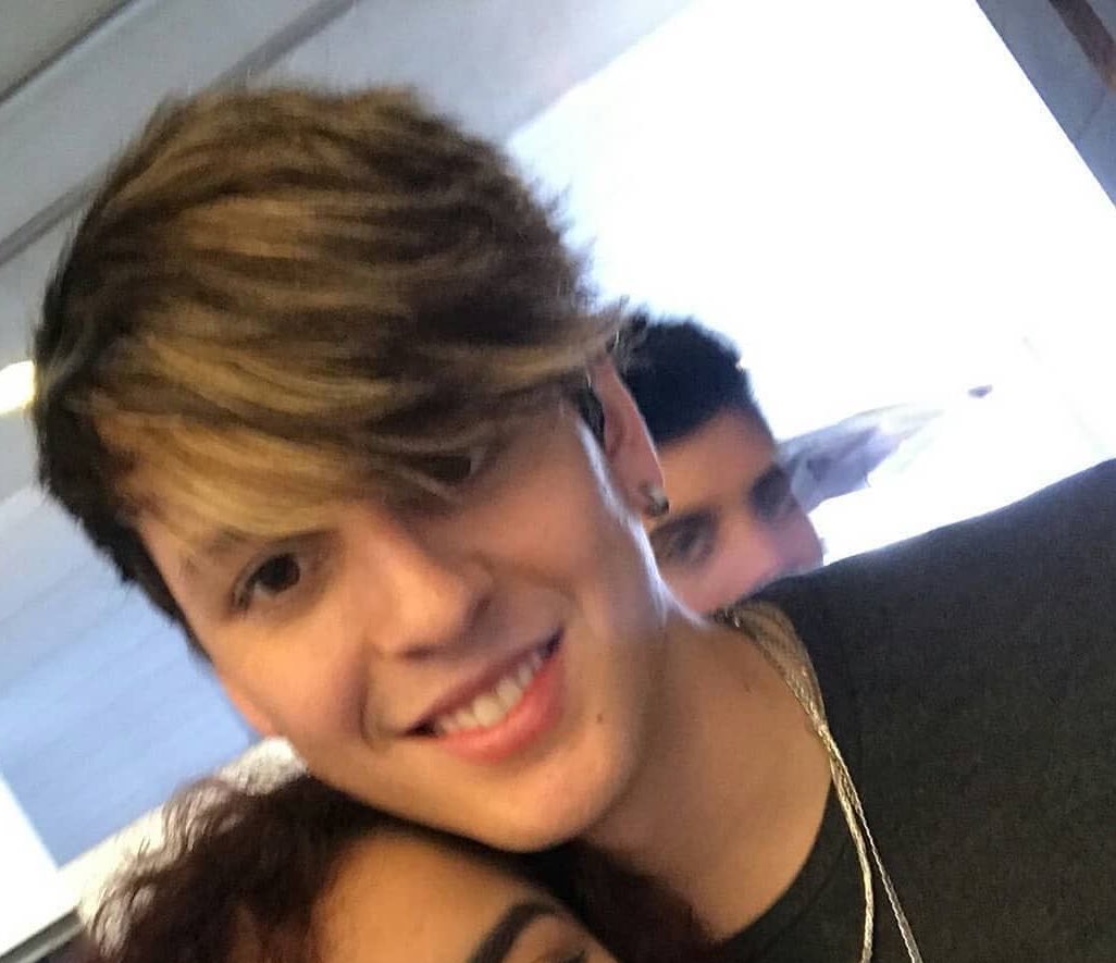 cruzo hasta los dedos del pie para que regrese chris con mechas rubias, una sola cosa te pido christopher velez