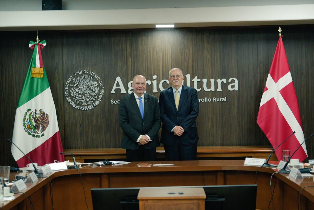JulioBerdegue's tweet photo. Tuve una grata reunión con el presidente del Parlamento Danés, Sr. Søren Gade, para compartir temas de interés, como sostenibilidad, pesca sostenible y sanidad animal y vegetal, y promover oportunidades de colaboración en el sector agroalimentario. 🇲🇽🇩🇰 https://t.co/gETPQaFeIR