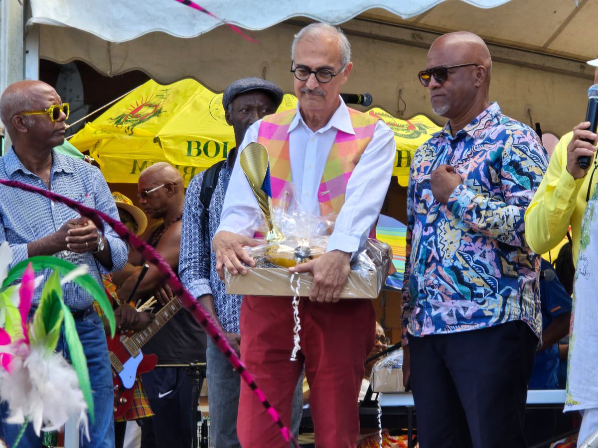 Ce matin j’ai tenu à être à côté du maire de Basse Terre pour participer au traditionnel défilé  des marchandes et associations.