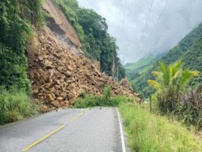 COENPeru's tweet photo. 📢Amazonas: Concesionaria IIRSA Norte realiza trabajos de limpieza, con maquinaria pesada (retroexcavadora), tras #LluviasIntensas que ocasionaron derrumbes, deslizamientos y huaicos en varios sectores del distrito #Jamalca, provincia Utcubamba, el 2/3. (1/2) https://t.co/Y0YkkOTDWB