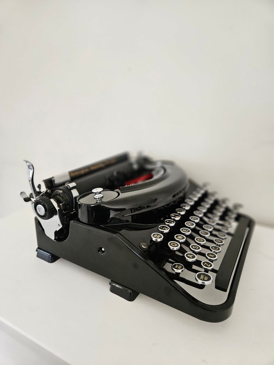 The most beautiful typewriter in history? 

We sell a few of these per month. Glorious.

1937 Remington Noiseless Portable. 

#theclassictypewritercompany

classictypewriter.com