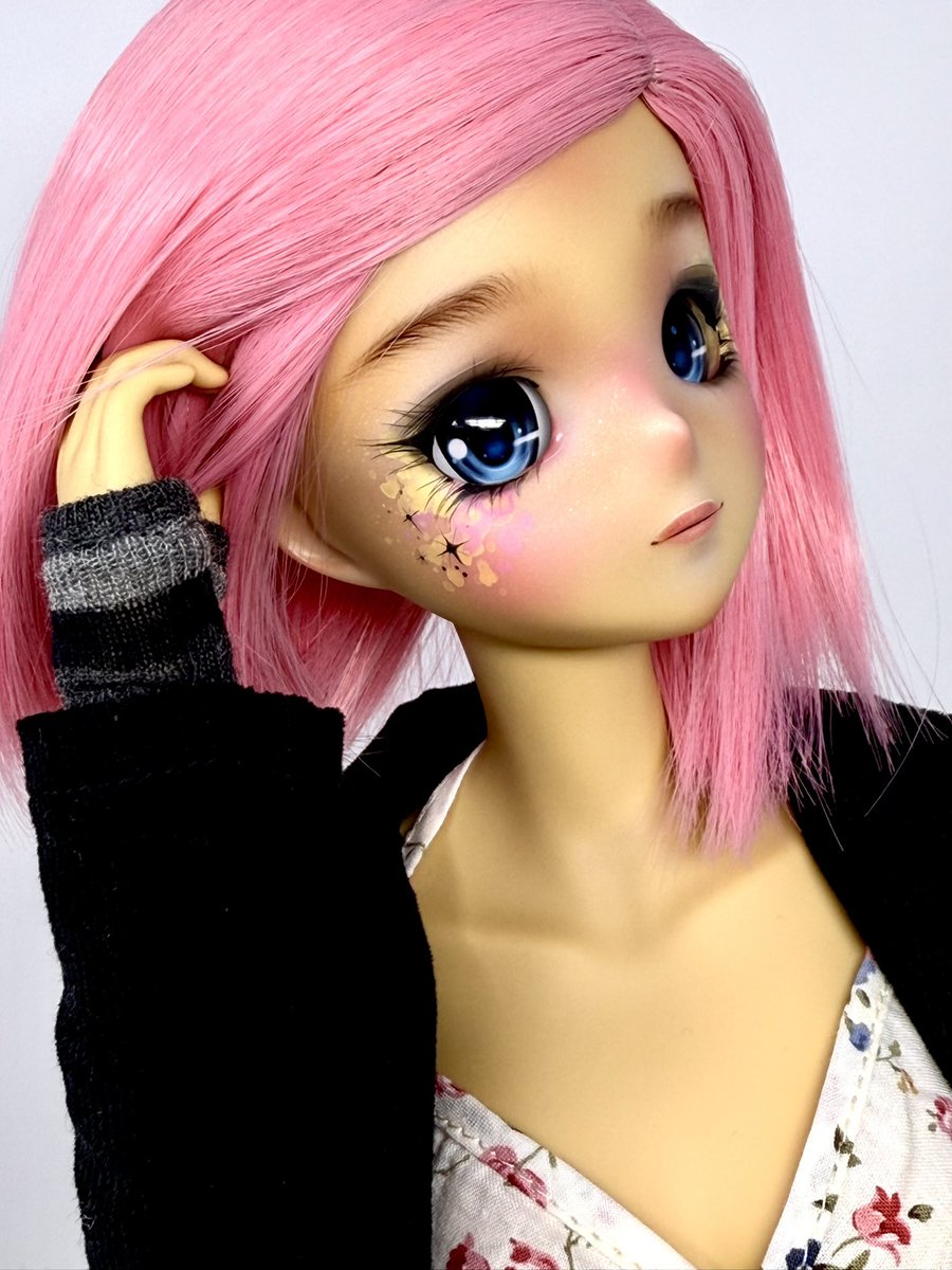 MimiBarnard's tweet image. 🌟👽 With her bubblergun hair and VR goggles, she’s cute but don’t be fooled—this yellow alien is ready to disrupt the future. 🔫💥 #CyberpunkVibes #smartdoll #smartdolls #bjd #bjdfaceup #faceup #doll #dolls #fashiondoll #cosmicexplorer