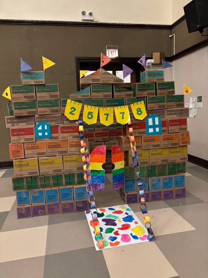 Our Girl Scout troop built a castle out of cookie boxes for a chance to win tickets to Medieval Times.  Please take a second to vote for our castle!!!  Thank you!

woobox.com/ytptxw/gallery…
