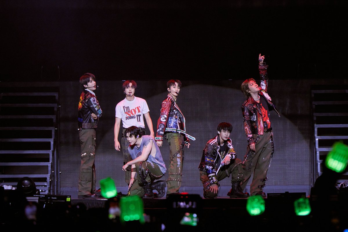 SMTOWNGLOBAL's tweet photo. #NCT127, 美 뉴어크서 단독 콘서트 100회 축포 쏘아 올렸다!
글로벌 히트곡+떼창·떼춤으로 장식한 축제의 밤… 열기와 감동 가득! 
“100회 공연은 시즈니와 함께 만들어온 역사”, “계속 나아가며 시즈니의 자부심 될 것”

https://t.co/cafmecq1qQ

#NCT127 #NEOCITY #NEOCITY_THE_MOMENTUM
#NCT127_NEOCITY_THE_MOMENTUM
#NEOCITY_THE_MOMENTUM_NORTHAMERICA