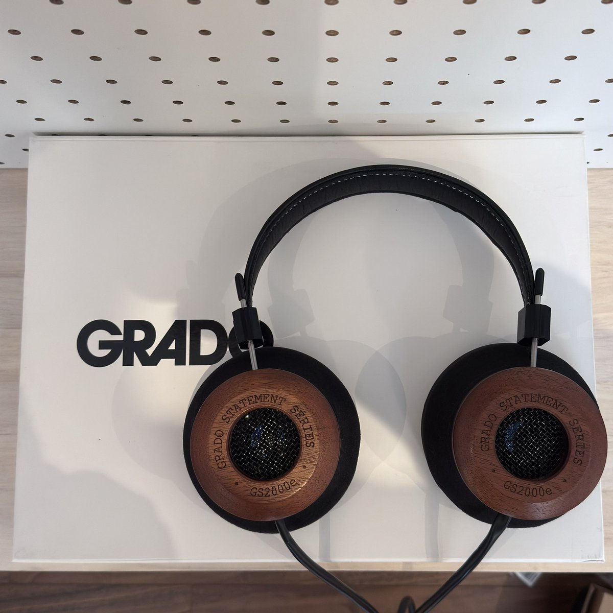 来ました、「GRADO GS2000e」

ほんとGRADOの音・面白さを表現するのは難しいんですが・・・

このイヤホンは、ほんと圧がすごい
それも、全音域に
ベースとか、ドゥンドゥン押してきます
あと、レコードを聴いているかのごとくのアナログ感

あと、音を綺麗に鳴らそうとしていないところが面白い！