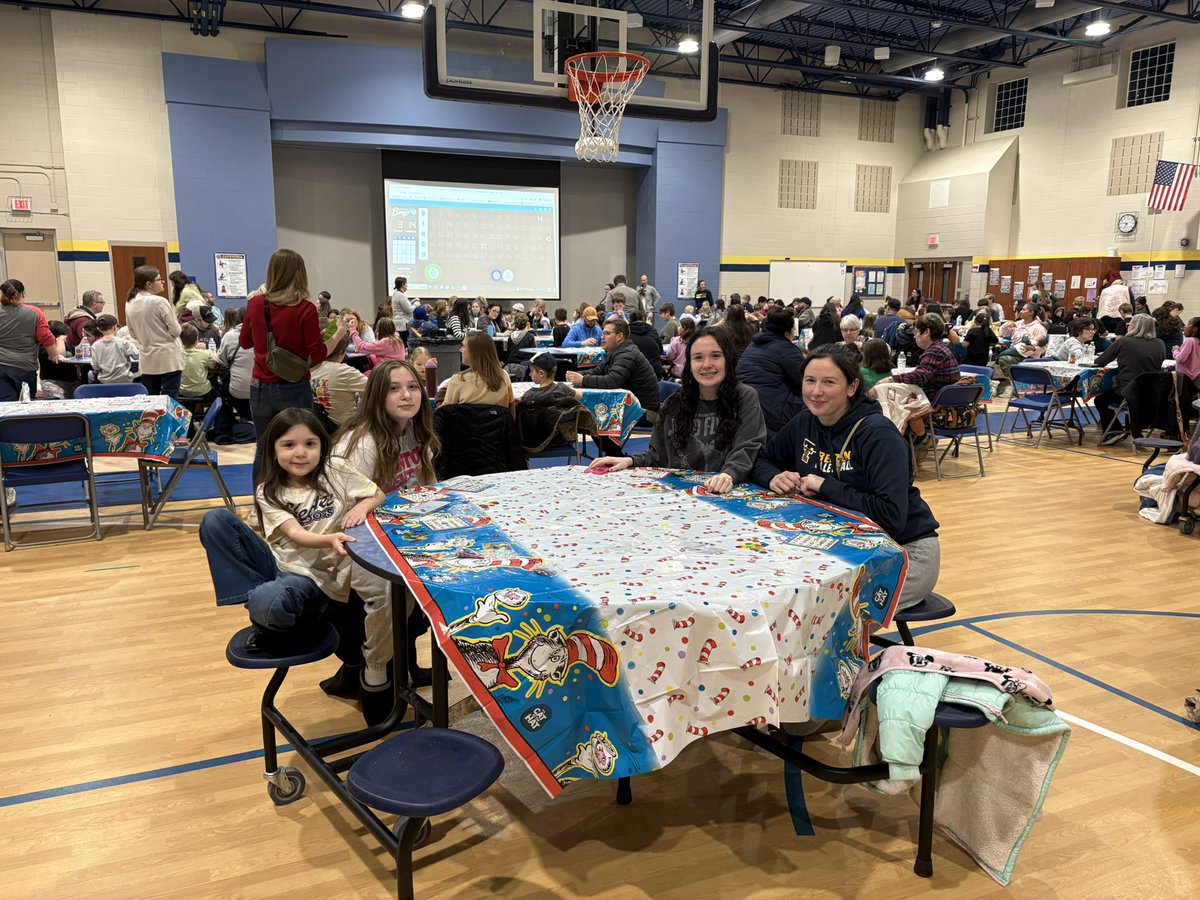 erineaton33's tweet photo. Tonight we kicked off reading month with Book Bingo! #yes2tps #hedkebulldogs #readingmonth https://t.co/mYBdAN26AP