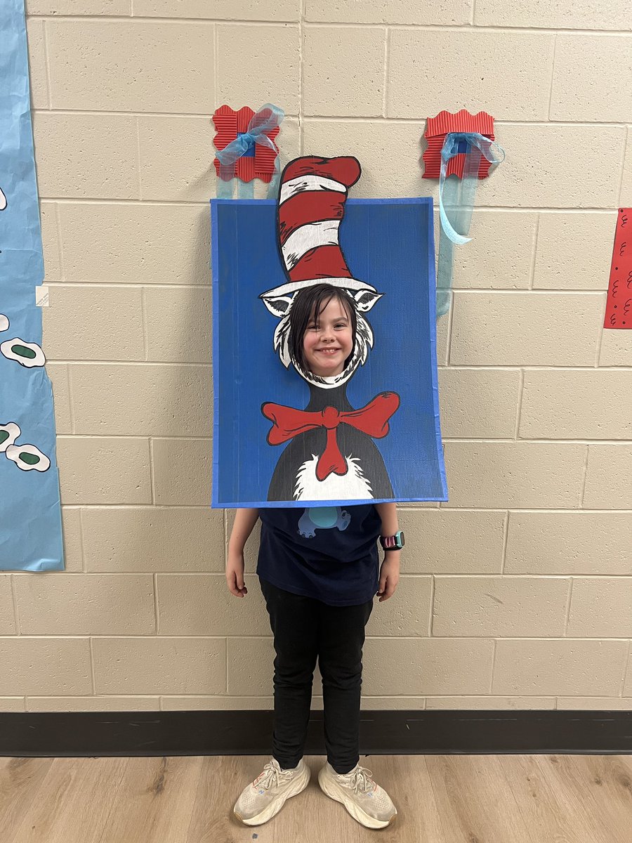 erineaton33's tweet photo. Tonight we kicked off reading month with Book Bingo! #yes2tps #hedkebulldogs #readingmonth https://t.co/mYBdAN26AP