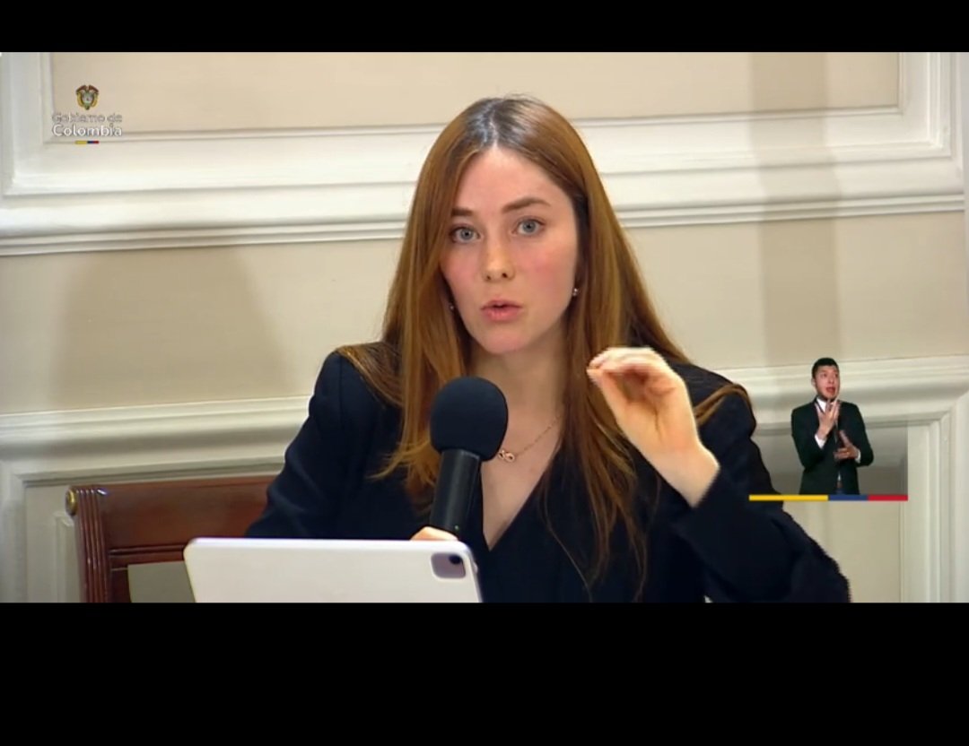 XPost1A's tweet photo. El camarógrafo que transmite el Consejo de Ministros como que se enamoró de esta muchacha porque no la deja de enfocar. https://t.co/eSQHxtF1qn