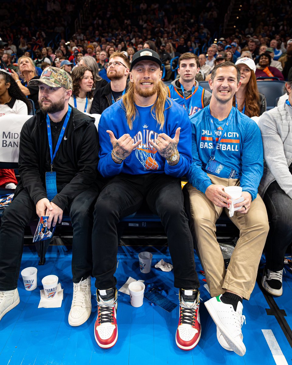 Courtside with <a href="/gkittle46/">George Kittle</a> tonight 🏈