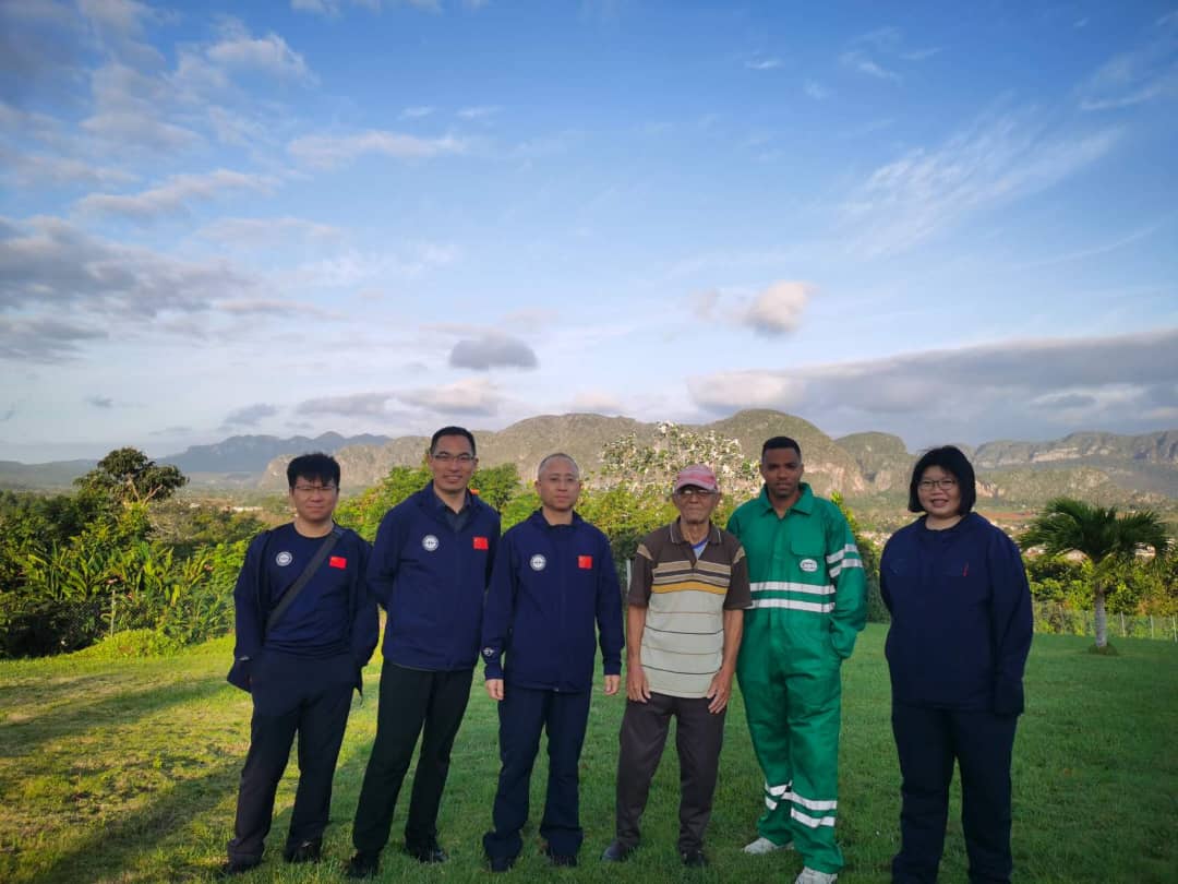E_castellanosA's tweet photo. Especialistas del Servicio Geológico de #China y del @ceinpet1996 de #Cuba realizan trabajos de campo conjunto en proyecto de colaboración bilateral.
@EnergiaMinasCub @Cubapetroleo1 #másgeología https://t.co/lXmHcG1mDD