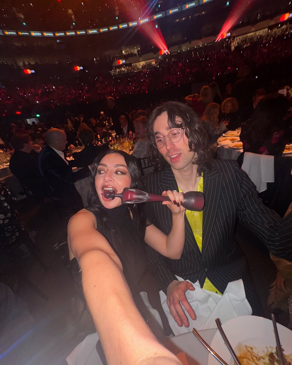 【Charli xcx】
BRIT AWARD 2025にて最多5部門を受賞🏆💚
最優秀アーティスト賞、最優秀アルバム賞のほか5部門を受賞し賞を総なめ！
ブラットパワー恐るべし⚡チャーリーおめでとう🎊
#Charlixcx #チャーリーxcx <a href="/charli_xcx/">Charli</a>