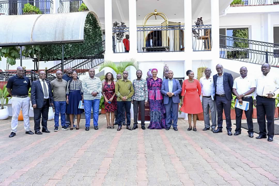 BAGS_LakeRegion's tweet photo. BAGS had a productive breakfast meeting with the Kisumu Cabinet, led by Governor @AnyangNyongo, where key policy asks were agreed upon:

✅ Quarterly CSOs meetings with the Governor
✅ Reconstitution of the CBEF team
✅ Adoption of key health sector recommendations
1/2 https://t.co/wwrdLeq4dk