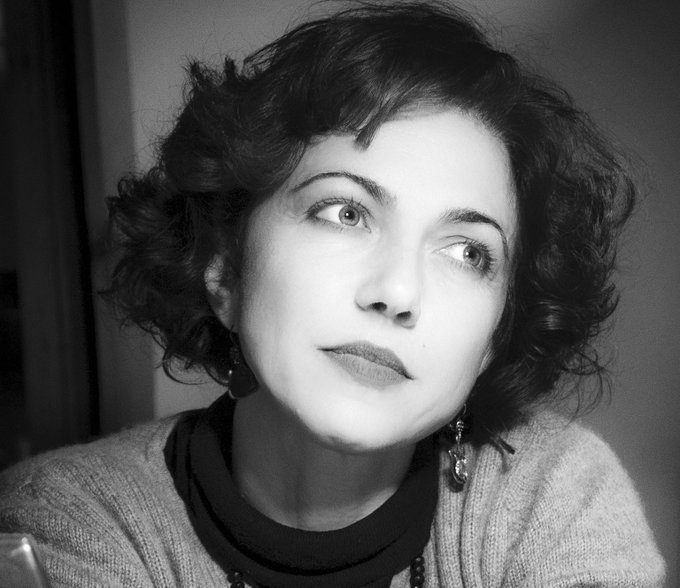 "Tutta quella vita che si ripeteva in infinite variazioni e forme in grado di rigenerarsi [...] era come se li sentisse scorrere dentro di sé, e finché ciò avveniva, si disse, non tutto era perduto".

#Auguri di #BuonCompleanno alla scrittrice <a href="/AleSarchi/">Alessandra Sarchi</a>, nata nel 1971.

#4marzo.