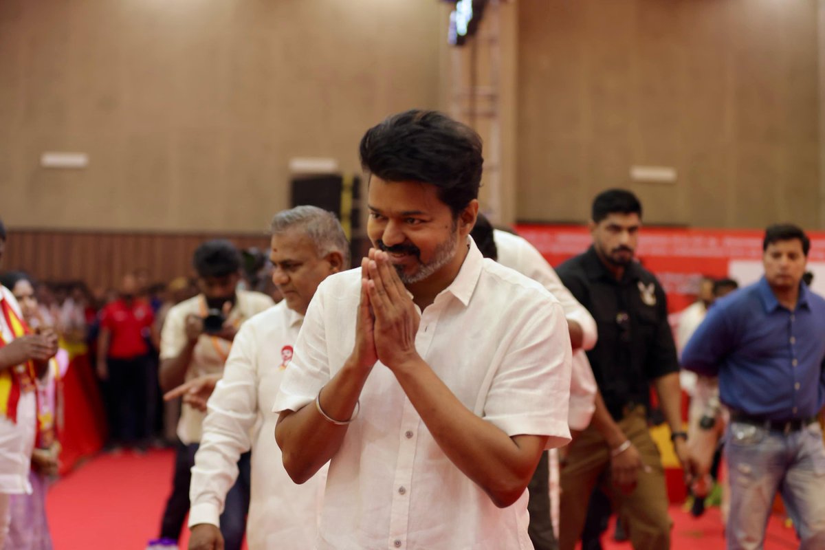 தமிழ் சினிமா வரலாற்றில் கேப்டன் விஜயகாந்த் பிறகு அதிக புது இயக்குனர்கள் (28) அறிமுகப்படுத்திய ஒரே நடிகர் தளபதி விஜய்.

அந்த படங்கள் அவர் Careerல் மிக முக்கியமான படங்கள் அதுவும் வெள்ளிவிழா என்பது குறிப்பிடத்தக்கது.

#ThalapathyVijay
#JanaNayagan
#TheGreatestOfAllTime
#Leo