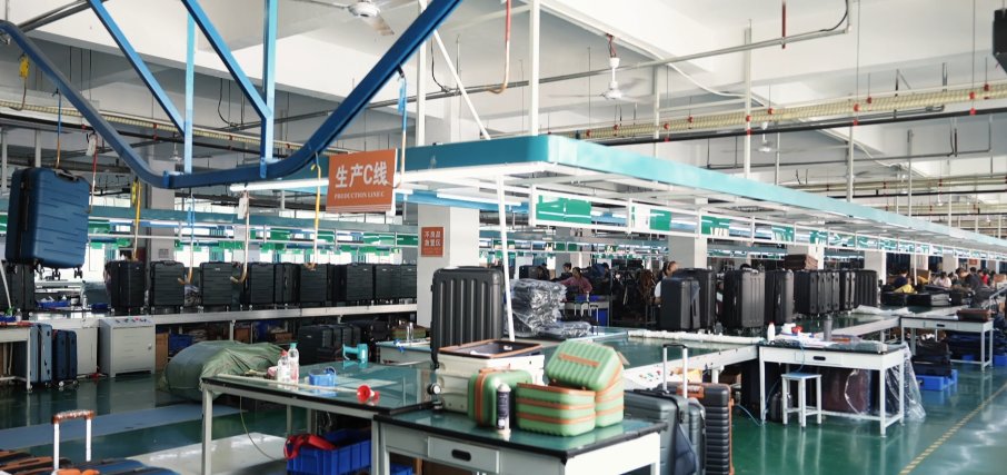 jxgjcb666's tweet photo. In the center of Jiangxi Province there is one of the biggest luggage industrial areas—Xingan County.With an annual output of over 55 million bags，more than 20% of China's total,its products are now sold in over 70 countries #twosession #Trending https://t.co/H1e5K8KGPX