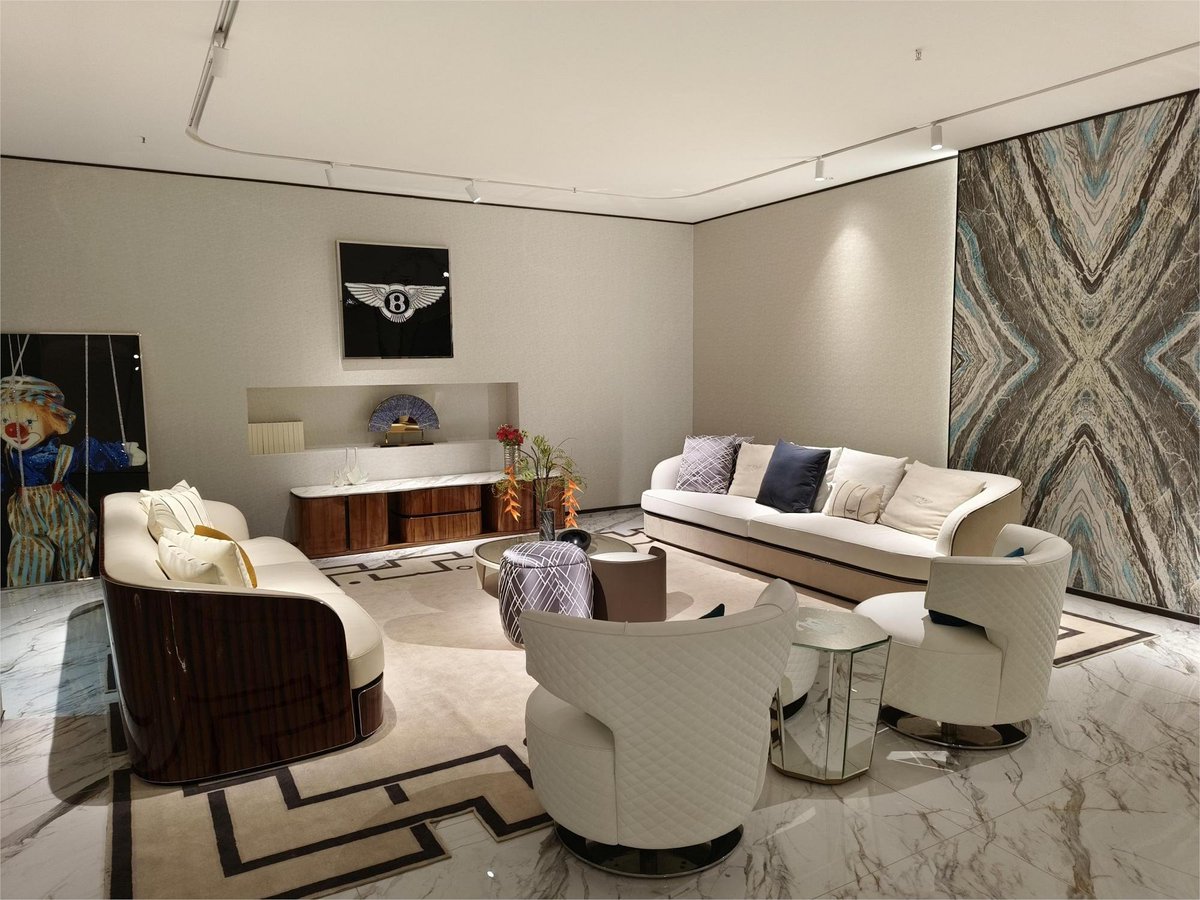 lokaffi's tweet image. ✨ Step into a space of luxury and comfort with this elegant living room setup! #luxuryfurniture #BoldDesign #StatementSeating #LuxuryInteriors #LuxuryLivingRoom #ElegantDesign #LivingRoomGoals #SophisticatedStyle #InteriorLover #ContemporaryLiving #WoodFurniture #HomeDecorInspo