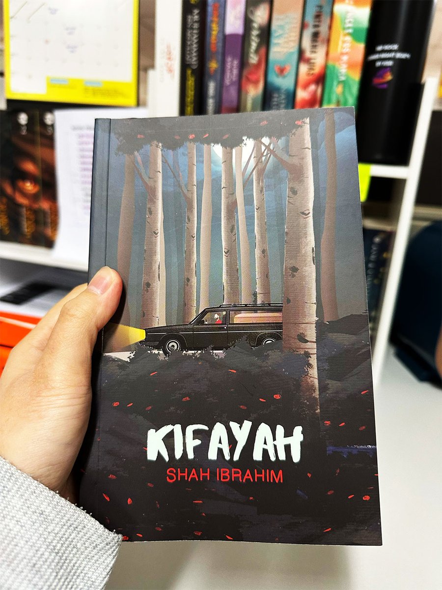 Shah1brah1m's tweet image. Alhamdulillah, buku telah siap dicetak (foto kiriman penerbit).

Pautan pembelian:
karangkrafmall.com/k-lit-kifayah-…

#kifayah #shahibrahim #klit #novelkarangkraf #seram #mayat #misteri
