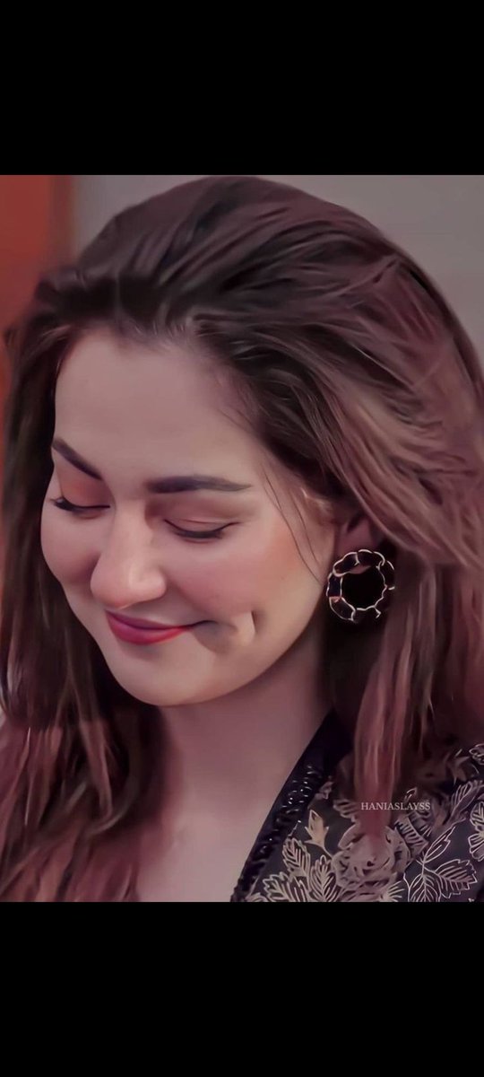 जिस जिस को गाल में गड्ढे वाली लड़की पसंद है 
वो रिट्वीट करो 🙈🙈