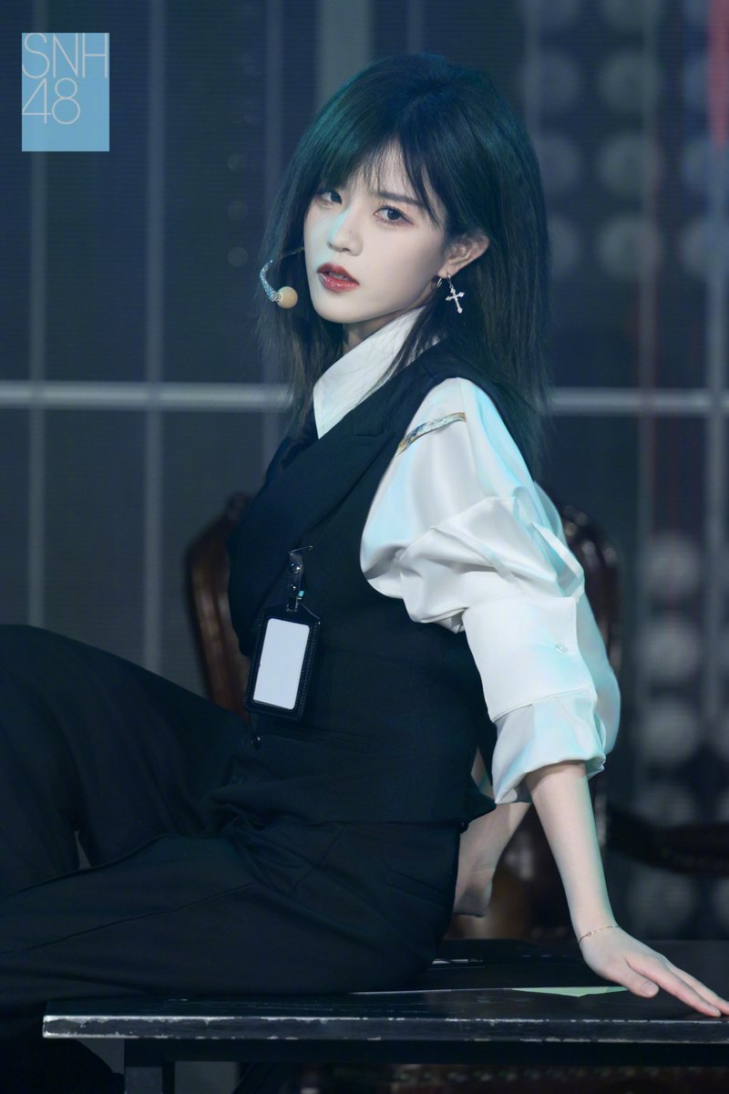 Meet48Taipei's tweet image. 試了個超帥pose，結果下雨差點變落湯雞🐥🌧️💦！內心OS：「偶像包袱要掉滿地啦～😂」

還好有粉絲覺得我很酷就夠了 (•̀ᴗ•́)و🔥！轉發這篇，讓大家見識我的帥氣瞬間吧～

週四就是要耍帥給你們看，拜託別笑我哦！（真的很帥啦！🙈）

#CoolVibes #KpopStyle #MEET48Taipei