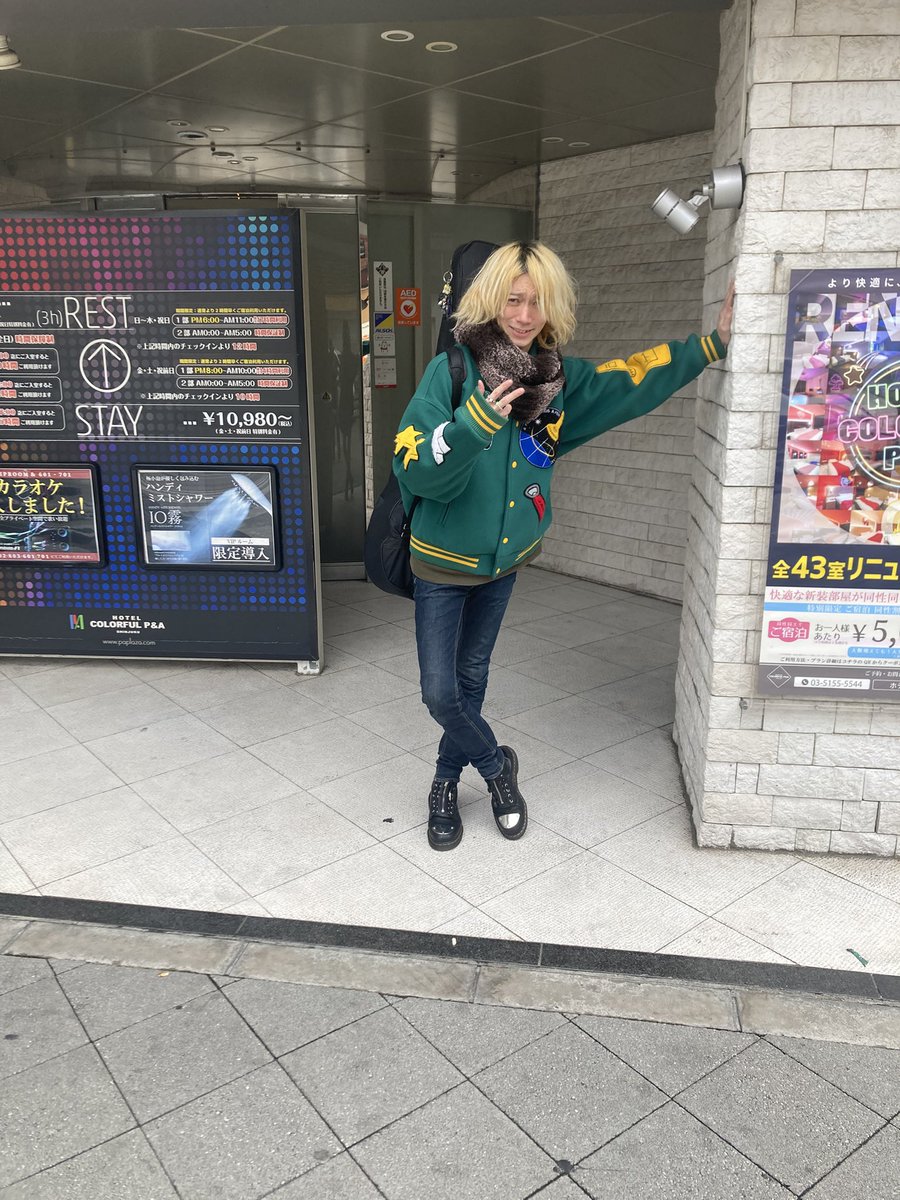 T_G_B_Z's tweet photo. Q.すみません、ラブホテル前でカッコつけてるボーカルさんを観ました。
お手数おかけしますが、彼を見る機会は他にありますでしょうか？

A.質問ありがとう！
彼は騒がしい遊びが大好きなんだ！
彼が次回出没する場���を特別に教えよう！3/10下北沢251 20時だ！

絶対見てくれよな！ https://t.co/pKqxlDwq8x