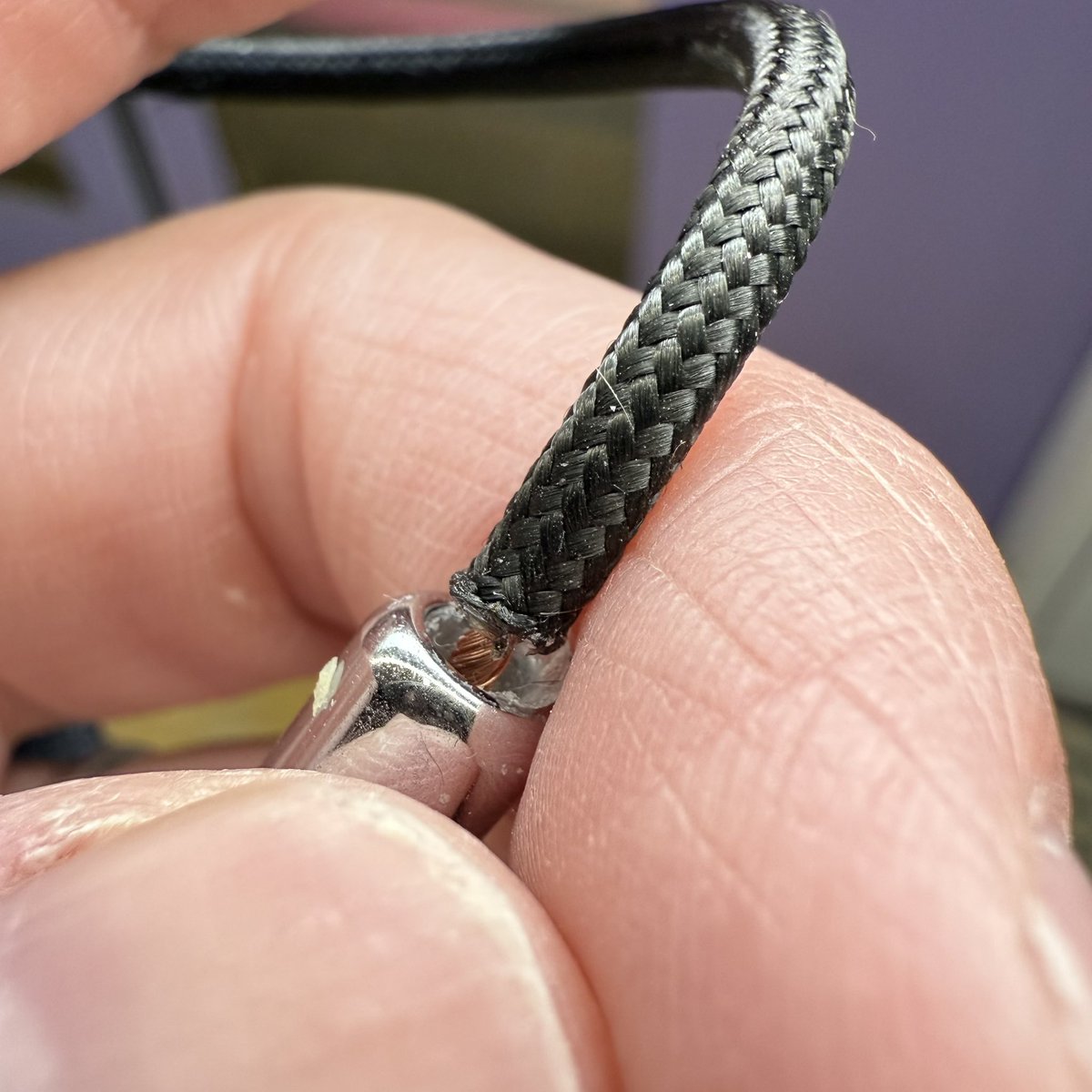 mmcxとケーブルの皮膜が離れてしまいました

こーゆー時は、どのように対処すればよいのでしょうか？
どなたか、教えていただけると幸いです