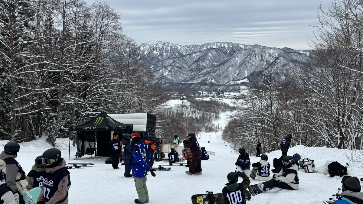 musashi_blog's tweet image. 昨日から栂池高原で開催されている全日本選手権のサポートに来てます！

本日はスノーボードスロープスタイル、明日はビッグエア🏂
@IcetuneKの補助、ワックスサービスマン見習いとしてスタートエリアに居ます👊

#ICEbase
#ICEtune
#slab
@bookoffsports 
@gogotsugaike 
@GVRO610ksk