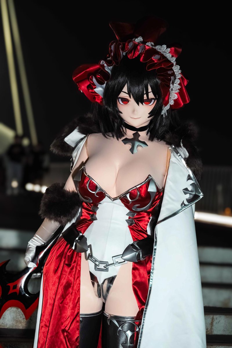 Raimu_miracle's tweet image. 「夜を統べる者の真なる姿、刮目して焼き付けよ！」
「為統御黑夜之人的真實樣貌刮目並烙印在眼底吧!」

超喜歡的伊莉亞正裝造型！不過我的腿飾的部分沒調整好，不小心卡到裙擺了，看起來像是遊戲裡的破圖Bug一樣。
另外，遊戲中其他服裝的伊莉亞我也好喜歡，有機會也要來試試看。

#kigurumi