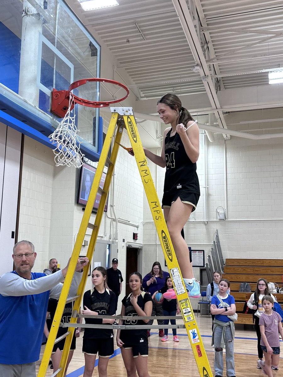 gracelmbball's tweet image. Couldn’t have asked for a better group of girls and better coaches. This group was a fun one. I’m gonna miss it🥲💕#thejobisfinallyfinished