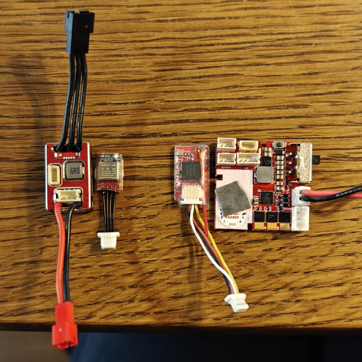 kadono86's tweet image. Tiny4x4 DooRok
この車サイズのESC Furitek MicroPythonとバッテリー届いた😆
どちらも指先サイズ!
同じFuritek TEGUと比べると1/3程に😳
コレでドライバーさん乗せられるかも😁
#furitek #micropython #Tiny4x4 #orlandoohunter #ラジコン