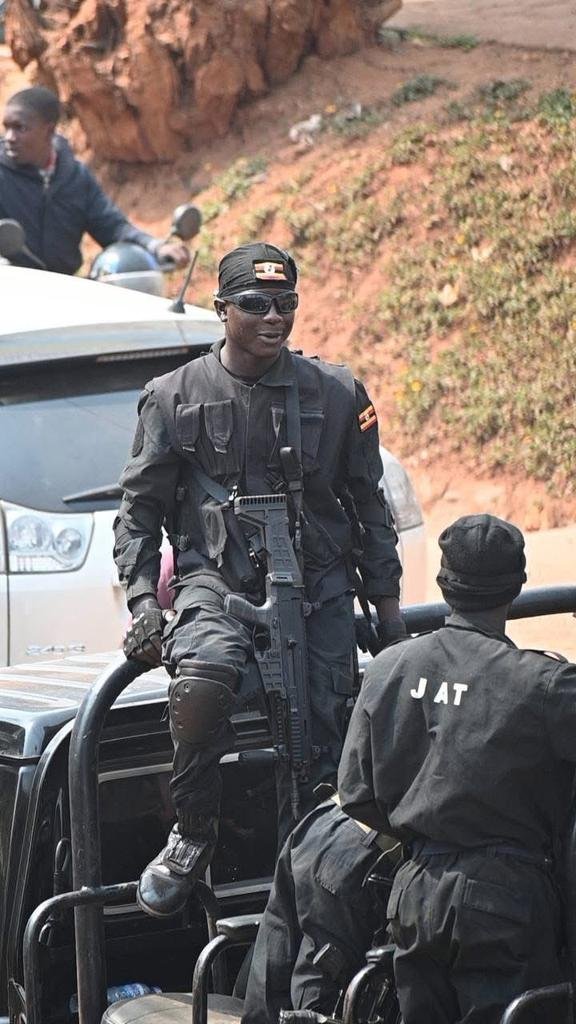 Comrades, atleast this criminal didnt cover his face fully and we can identify him.

If you have information about him, please DM it. Retweet this till we get information about this criminal brutalizing our comrades.