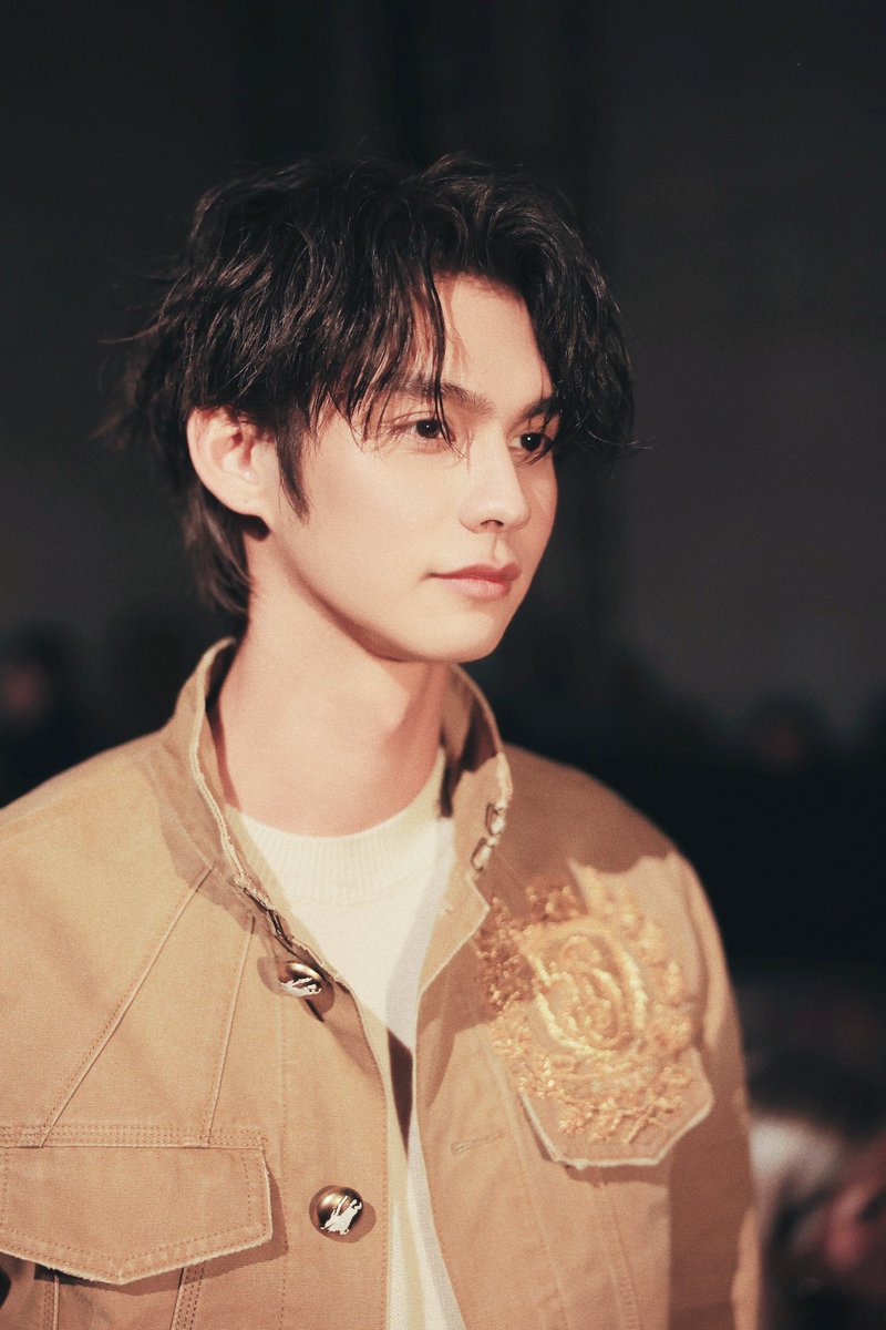 ElleMenThailand's tweet photo. ไบร์ท-วชิรวิชญ์ คว้าอันดับ 1 อินฟลูเอนเซอร์ที่สร้าง EMV ไปได้สูงถึง 1.8 ล้านเหรียญสหรัฐอเมริกา ใน London Fashion Week FW25 ที่ผ่านมา ณ โชว์ Burberry FW25 

#ELLEMENThailand 
#BurberryWinter2025xBRIGHT
#BurberryxBRIGHT
#Burberry
#bbrightvc
#Cloud9Ent https://t.co/sAZhj4GxO7