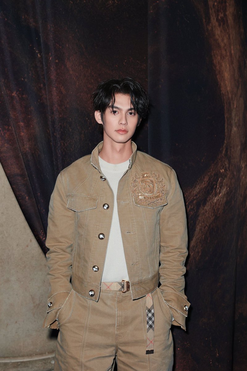 ElleMenThailand's tweet photo. ไบร์ท-วชิรวิชญ์ คว้าอันดับ 1 อินฟลูเอนเซอร์ที่สร้าง EMV ไปได้สูงถึง 1.8 ล้านเหรียญสหรัฐอเมริกา ใน London Fashion Week FW25 ที่ผ่านมา ณ โชว์ Burberry FW25 

#ELLEMENThailand 
#BurberryWinter2025xBRIGHT
#BurberryxBRIGHT
#Burberry
#bbrightvc
#Cloud9Ent https://t.co/sAZhj4GxO7