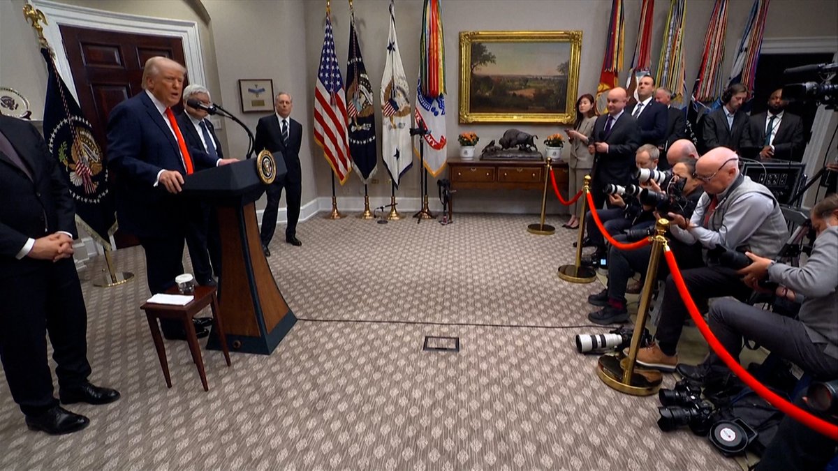 トランプ米大統領がウクライナへの全ての軍事支援を一時停止したと、ホワイトハウス当局者が３日明らかにした。先週の首脳会談でゼレンスキー大統領と衝突したことを受けた決定で、両国の亀裂がさらに深まる恐れがある。
youtu.be/NrSNRZfWdiE