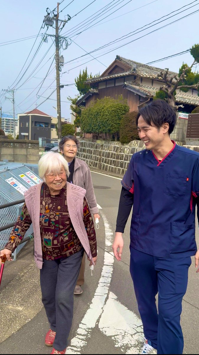 ayane5588's tweet photo. 【屋外歩行訓練で春を満喫！】🌸🚶‍♂️

暖かくなってきたので、社長と一緒に屋外歩行訓練へ！
春の景色を楽しみながら歩くことで、気持ちもリフレッシュ✨
「外の空気は気持ちいいね！」と笑顔があふれる時間でした😁
#デイサービス #歩行訓練 #屋外歩行 #リハビリ #機能訓練 #春の訪れ #健康づくり https://t.co/Pl7YJW7CZ4