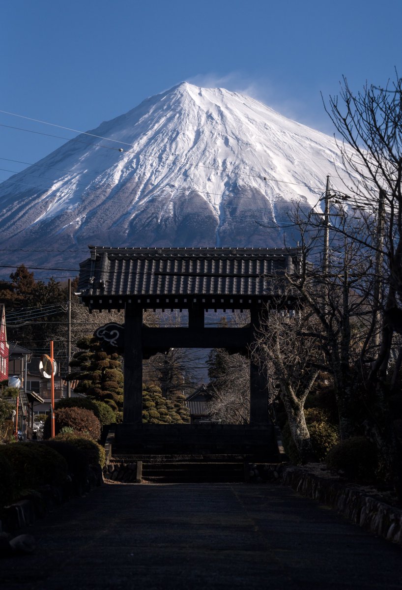 鳥居と富士山。